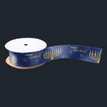 Ruban En Satin Heureux Hanoukka Menorah<br><div class="desc">.Célébrez huit jours et huit nuits du Festival des lumières avec des cartes Hanoukka et des cadeaux. La fête des lumières est ici. Allumez la menorah, jouez avec le dreidel et festoyez sur les latkes et les sufganiyots. Célébrez l'esprit d'Hanoukka avec vos amis, votre famille et vos proches en leur...</div>
