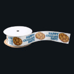 Ruban En Satin Joyeux Jours de Challah Hanoukka Chanukah Fête du<br><div class="desc">Il présente une illustration originale d'une miche de pain d'allah tressé, avec HAPPY CHALLAH DAYS dans une police amusante. Idéal pour les cadeaux Hanoukka ! Sacs-cadeaux, tissus, étiquettes-cadeaux et enveloppes-cadeaux correspondants disponibles. Cette illustration est également disponible sur d'autres produits. Ne vois-tu pas ce que tu cherches ? Vous avez besoin...</div>