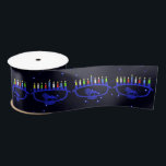 Ruban En Satin Lion bleu Menorah<br><div class="desc">Il présente une menorah Chanukkah sur le thème du lion,  superposée à un arrière - plan étoilé,  avec les huit bougies et le shamash brûler. Chanukkah est le "Festival des lumières" du milieu de l'hiver.</div>