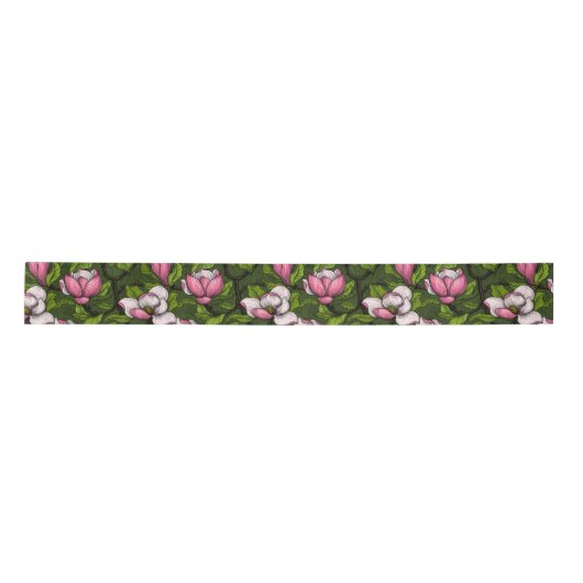Ruban En Satin Magnolia en floraison sur vert foncé (Devant)
