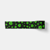 Ruban En Satin Motif de trèfles verts sur fond noir (Devant)