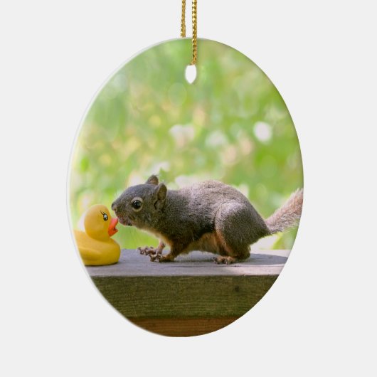 Rubber Ducky en Squirrel Kissing Keramisch Ornament (Rechts)