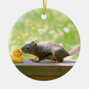 Rubber Ducky en Squirrel Kissing Keramisch Ornament