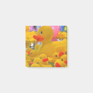 Rubbereenden plaatsen het blok post-it® notes