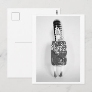 Rubberen kip met colablikje jurk - Coq à Cola Briefkaart