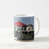 Ruby's Diner - Huntington Beach Pier Coffee Mug (Devant droit)