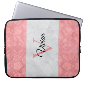 Ruddy Pink Batik en Grijze Waterverf monogrammen Laptop Sleeve