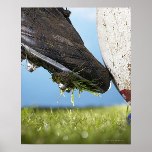 Rugby-speler die t-shirt afschopt, sluit af poster (Voorkant)