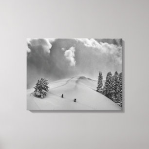 Rugzakskiërs in verse poedersneeuw canvas afdruk