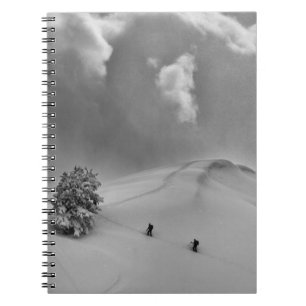 Rugzakskiërs in verse poedersneeuw notitieboek