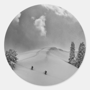 Rugzakskiërs in verse poedersneeuw ronde sticker