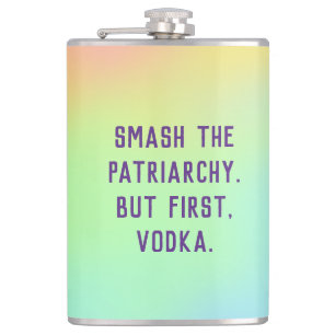 "Ruik de patriarchie. Maar eerst, Wodka." Heupfles