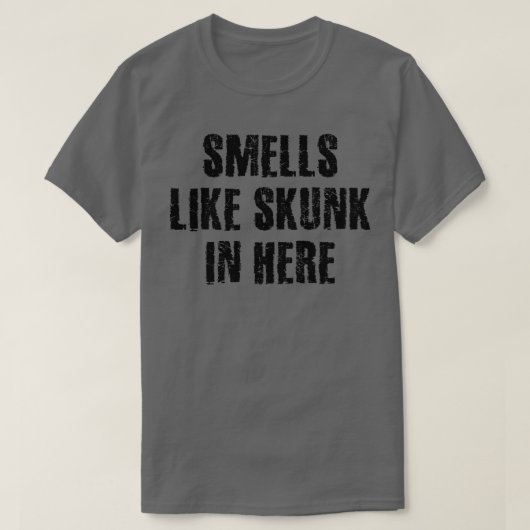Ruikt naar stinkdier hier 2 t-shirt (Design voorkant)