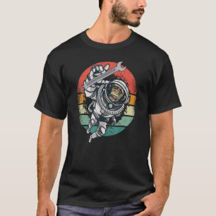 Ruimte-aap en -sleutel in baan om aarde T-shirt