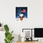 RUIMTE | Snoopy met vlagastronaut Poster (Thuiskantoor)