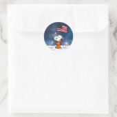 RUIMTE | Snoopy met vlagastronaut Ronde Sticker (Tas)