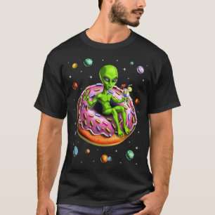 Ruimtebuitenaards wezen rijdend op Donut T-shirt