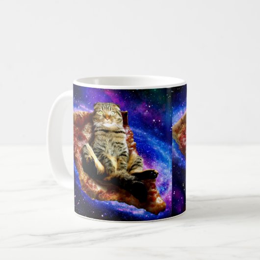 Ruimtekat ligt op een pizza koffiemok (Voorkant links)