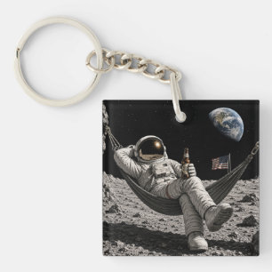 Ruimtevaarder die ontspant met bier op de maan sleutelhanger