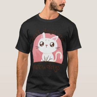 Ruimtevaarder in de ruimte met raketwerper. t-shirt