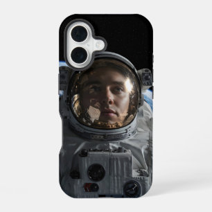 Ruimtevaarder zwevend in de ruimte met zichtbare a iPhone 16 hoesje