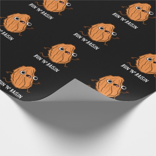 run N Raisin Funny Food Pun Dark BG Cadeaupapier (Hoek)