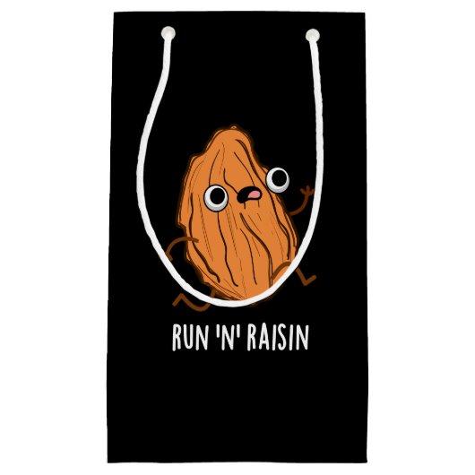 run N Raisin Funny Food Pun Dark BG Klein Cadeauzakje (Voorkant)
