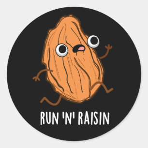 run N Raisin Funny Food Pun Dark BG Ronde Sticker