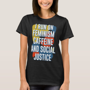 Run op feminisme Cafeïne en sociale rechtvaardighe T-shirt