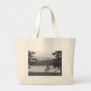 Rundveer met een vijver met twee cowboys. grote tote bag