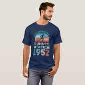 Runner geboren in 1952 70th Birthday Running Gift T-shirt (Voorkant volledig)