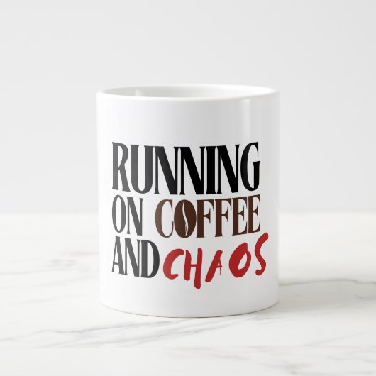 Running on Coffee & Chaos – Funny Workday Classic Extra Grote Beker (Voorkant)