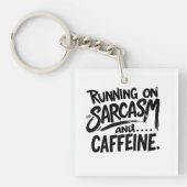 Running on Sarcasm and Caffeine Sleutelhanger (voorkant)