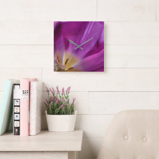 Running on Tulip Time, Square Acrylic Wall Clock Vierkante Klok