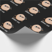 Runny Egg Funny Running Egg Pun Dark BG Cadeaupapier (Hoek)