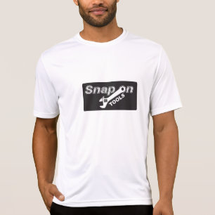 Rupture sur le T-shirt d'outils
