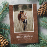 Russe Brown hiver Noël photo unique<br><div class="desc">Ce design de vacances simple et rustique présente votre meilleure photo portrait sur une texture de papier rustique en couleur marron et le mot "Joyeux Noël" dans le texte vintage. Parfait pour les cartes de voeux de style ferme. Ajoutez facilement votre meilleure photo, vos noms de famille et votre année...</div>