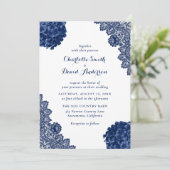Russe Navy Blue Floral Lace Faire-part de mariage (Debout devant)