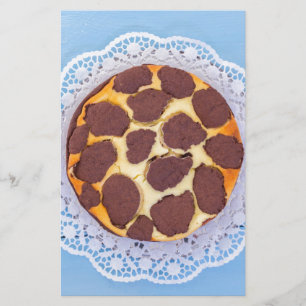 Russische chocoladesecake op een blauwe houten rug