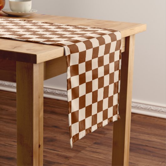 Rust brown and beige checkerboard pattern korte tafelloper (Voorbeeld)
