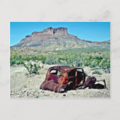 Rusted Antiek auto vóór Butte Briefkaart (Voorkant)