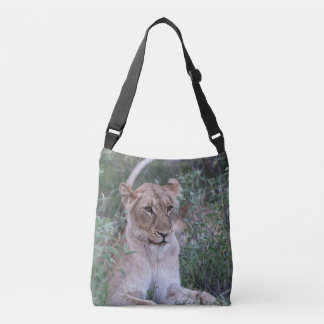 Rustende Leeuwin in het Wild Crossbody Tas