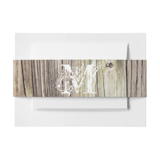 Rusti Wood Monogrammed Uitnodigingen Wikkel