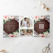 Rustic Barn Wood Peach Floral Lace QR Code Weddens Drieluik Uitnodiging (Binnen)