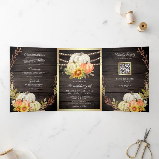 Rustic Barn Wood Sunflower Pumpkin QR Code Weddens Drieluik Uitnodiging (Binnen)