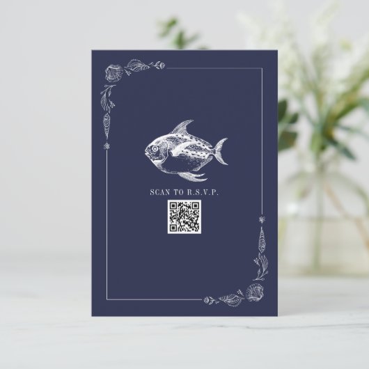 Rustic Beach Wedding Poisson bleu foncé RSVP (Debout devant)