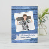 Rustic Blue Photo Birthday Party Invitation Kaart (Staand voorkant)