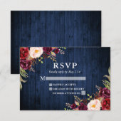 Rustic Blue Wood Burgundy Floral Wedding RSVP Kaartje (Voorkant / Achterkant)