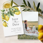 Rustic Boho Lemons Photo Enregistrer la carte Date<br><div class="desc">Planifiez votre mariage de rêve avec ce thème méditerranéen rustique et plein de charme, économisez la carte datant. Il dispose d'un coin vibrant arrangement de citrons d'aquarelle frais en agrumes jaune et vert avec fleurs blanches. Il fait un beau choix pour les mariages au printemps, en été ou en automne....</div>