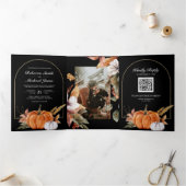Rustic Boho Pumpkin Foto QR Code Black Weddenschap Drieluik Uitnodiging (Binnen)